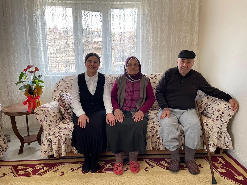 Kaymakamımız Sayın Emine KARATAŞ YILDIZ, 18 Mart Şehitleri Anma Günü kapsamında ilçemizde bulunan şehit ailelerimiz ve gazilerimizi ziyaret etti.