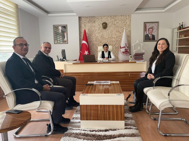 Kaymakamımız Sayın Emine KARATAŞ YILDIZ’ı, Kültür ve Turizm Bakanlığı Kaçakçılıkla Mücadele Daire Başkanı Sayın Zeynep BOZ ve mahiyeti ziyaret etti.